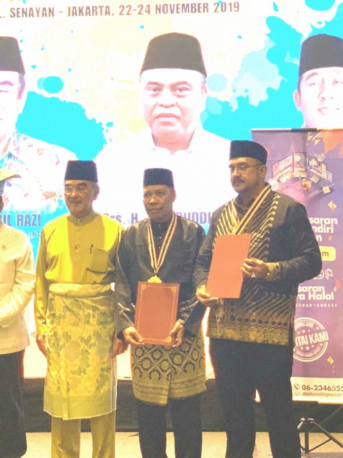 Rektor UMSU, Dr Agussani, MAP (tengah) diapit Presiden DUnia Melayu Dunia Islam, Tan Sri Haji Mohammad Ali bin Mohammad Ruslan (kiri) usai menerima penghargaan dan gelar Tumenggung Tun Hasan.